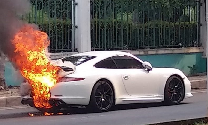 Mobil Porsche terbakar di Kelapa Gading (Foto: Humas Jakfire)