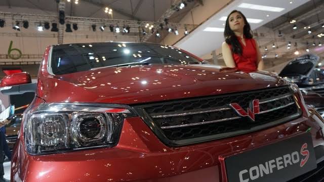 Wuling Confero S 2021 dilengkapi dengan LED rear spoiler lamp, juga kamera parkir dan juga dengan tambahan roof rail di bagian atap mobil. Foto: Kumparan.com.