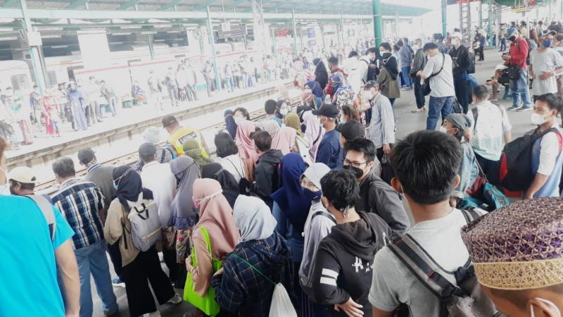 Penumpang KRL ingin menyeberang di jalur peron Stasiun Manggarai, Senin (24/5/2021).