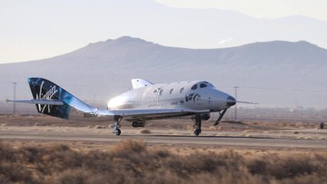 Pesawat ruang angkasa antariksa berawak Virgin Galactic SpaceShipTwo mendarat di Mojave Air and Space Port setelah kembali dari penerbangan uji ruang angkasa di Mojave, California, AS, 13 Desember 2018. Foto: CNBCIndonesia.com.