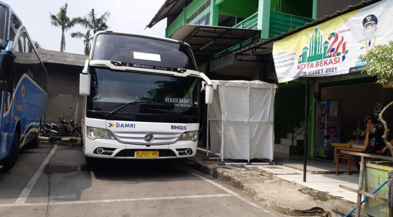 Terminal bus Bandara DAMRI Kayuringin, Bekasi, Jawa Barat pada Senin (24/5/2021).