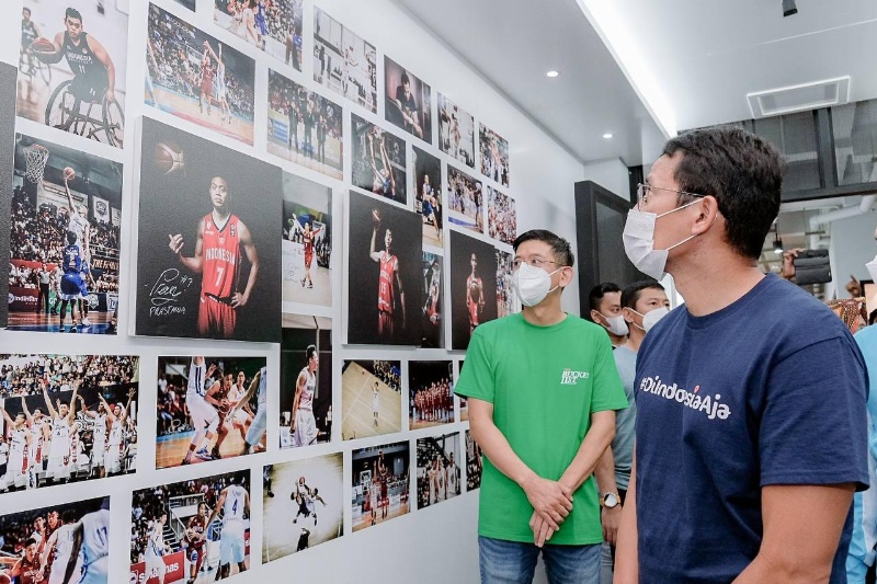Menparekraf Sandiaga Uno menikmati Galeri Basket di Bogor