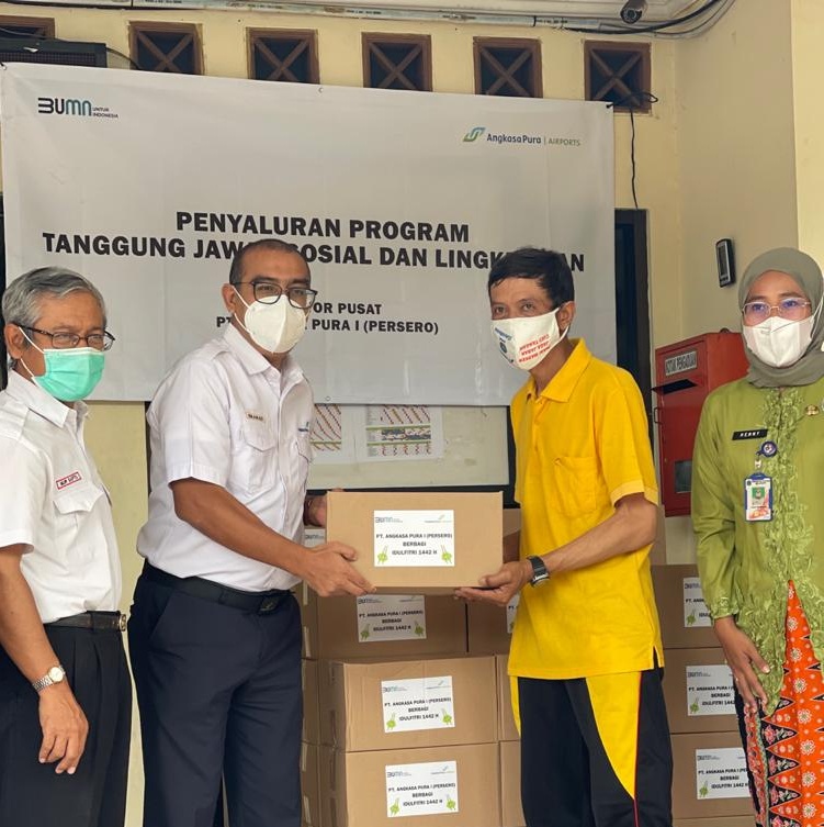 Israwadi mewakili manajemen Angkasa Pura I serahkan 400 paket sembako 