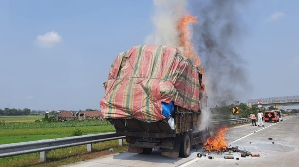 Truk pengangkut kertas yang terbakar (Foto: Dok. Kasat PJR Tol Jatim 3)