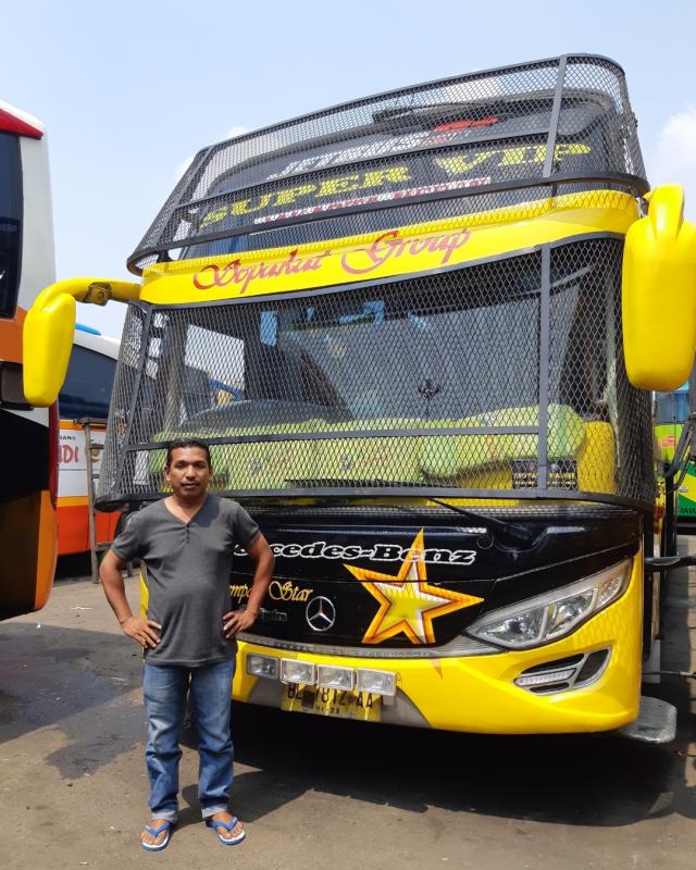 Bus Sempati Star dengan pengemudinya Bram. Bus tersebut melayani trayek Jakarta-Medan.