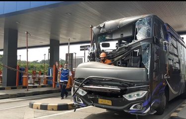Bus Evakuasi di tol Kalikagkung Aemarang, Rabu (5/5/2021). (Ist)