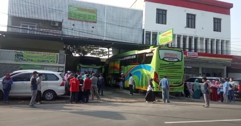 Puluhan santri pondok pesantren siap diberangkatkan menggunakan bus Gunung Harta dari Bekasi, Rabu (26/5/2021). Foto: BeritaTrans.com/Ahmad (GHTS)