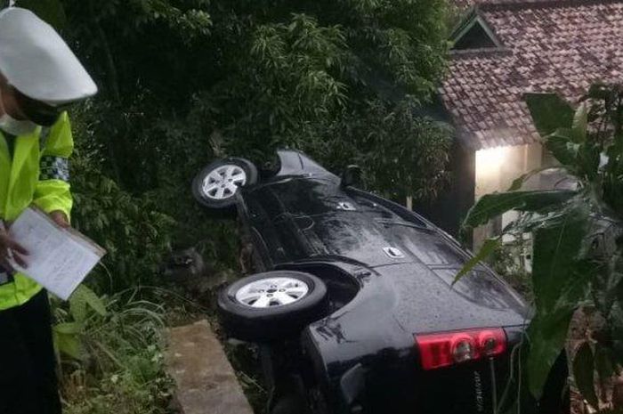 Toyota Avanza nopol BG 1592 PG terguling di pekarangan warga setelah tabrak Avanza lain dan truk di Jalinsum KM 36-3, Lampung Selatan.(Ist)