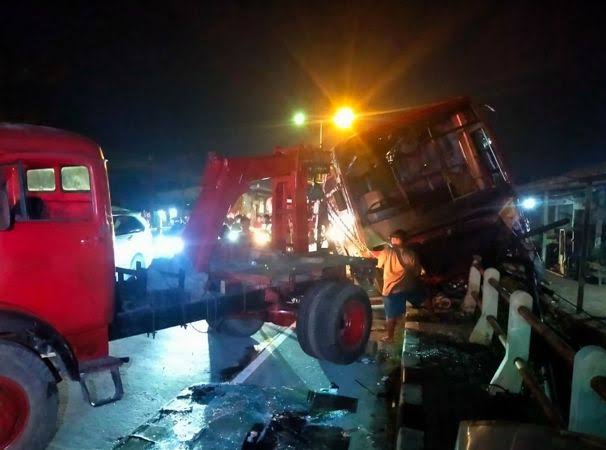 Proses evakuasi bus yang nangkring pada pagar pembatas jalan raya Jogja-Solo, Desa Blanceran, Kecamatan Karanganom, Klaten, Rabu (26/5/2021) malam. Foto: Solopos.com.