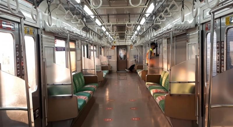 Gerbong nomor 4 pada rangkaian KRL dari Bekasi menuju Stasiun JakartaKota pada Jumat (28/5/2021) sore.