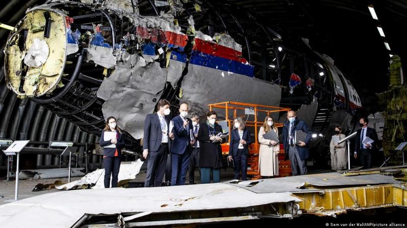 Hakim pengadilan dan pengacara melihat puing-puing pesawat Malaysia Airlines MH17 yang direkonstruksi. Rudal BUK menewaskan 298 penumpang pesawat MH17.