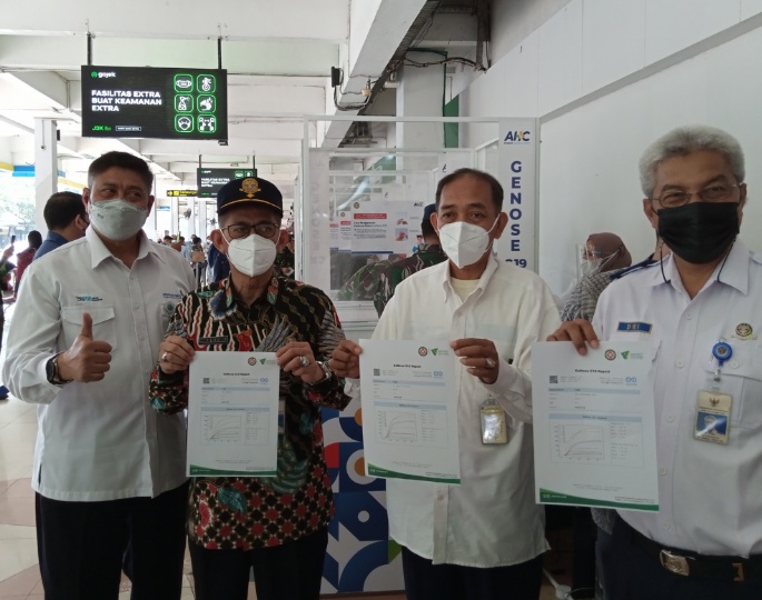 Direktur Keamanan Penerbangan dan Kepala OBU I tunjukkan hasil negatif GeNose di Bandara Halim Perdanakusuma