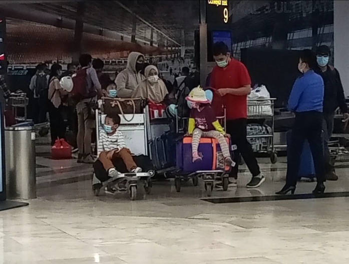 Bocah riang naik lori di Terminal 2 Bandara Soekarno-Hatta. (awe).