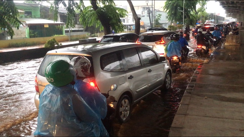 Hujan deras yang mengguyur Kota Bekasi membuat jalan Ahmad Yani, Kayuringin, tergenang air, Sabtu (29/5/2021) sore. Foto: BeritaTrans.com.