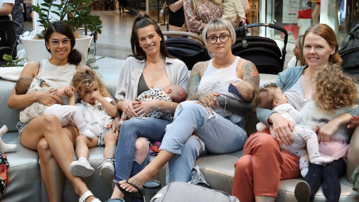 Shannon Laverty (kedua dari kiri) dan para ibu yang mendukung untuk memberikan asi di pusat perbelanjaan.(By ABC Gold Coast, Tara Cassidy)