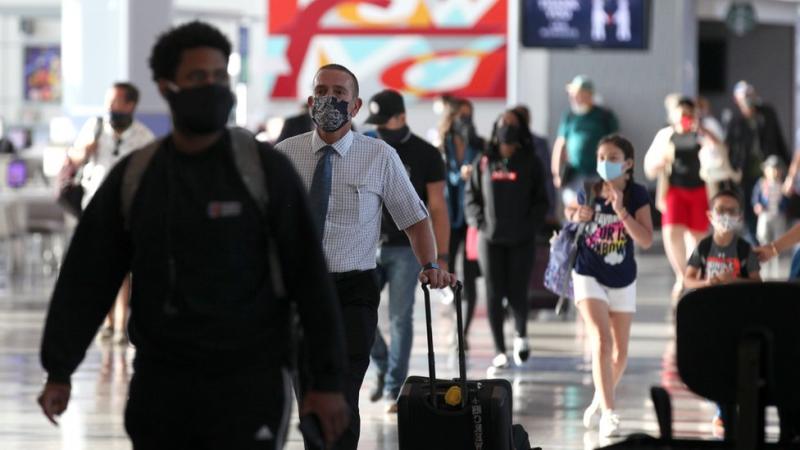 Menteri Keamanan Dalam Negeri Alejandro Mayorkas memperingatkan orang untuk memperkirakan antrean panjang di bandara dan mengimbau para pelancong untuk bersabar. Lonjakan perjalanan ini tampaknya dipicu oleh peningkatan vaksinasi COVID-19 serta ekonomi yang membaik.