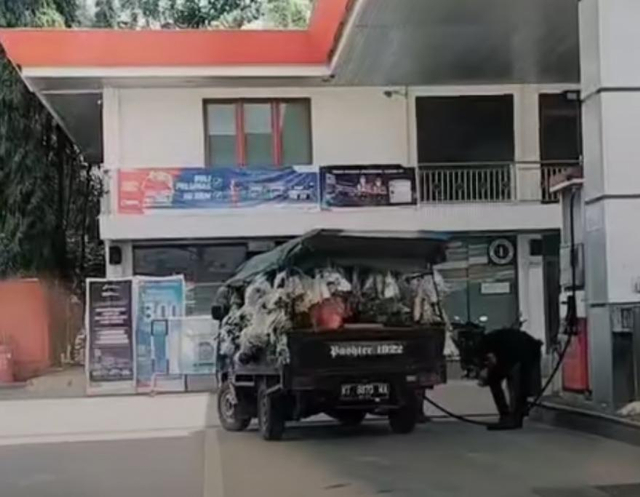 Mobil pikap mengisi bahan bakar jenis Pertamax tanpa antre di sebuah SPBU di wilayah Kalimantan Timur.