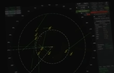 Rekaman radar yang menunjukkan lebih dari selusin benda terbang tak dikenal, bergerak dengan kecepatan tinggi, dan mengerumuni kapal perang Amerika Serikat (AS). (JEREMY CORBELL via YOUTUBE)
