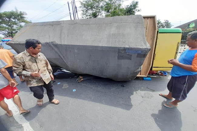 Kondisi truk yang terguling menimpa sepeda motor berikut pengendara dan penumpang‎nya di Jalan Pantura Kabupaten Pemalang, Sabtu (29/5/2021). Foto: Istimewa.