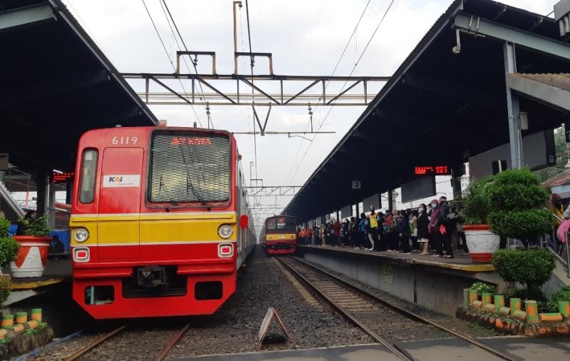 KRL di Stasiun Bekasi.