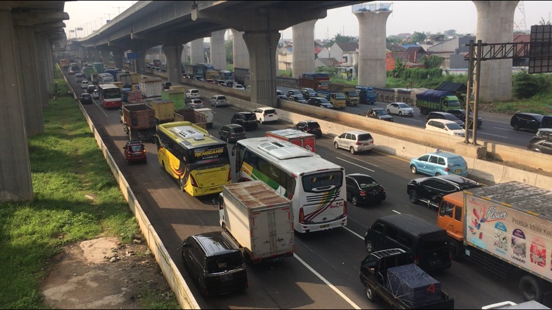 Tol Bekasi Timur yang mengarah Jakarta dan Cikarang mengalami kemacetan panjang, Senin (31/5/2021) pagi. Foto: BeritaTrans.com.