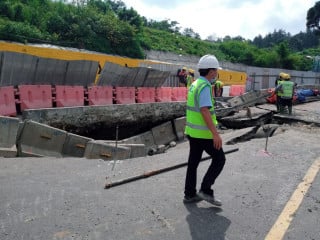 Jalan Padalarang-Purwakarta Amblas Diduga Pembangunan Kereta Cepat, Polisi Buka Tutup Jalur. (Istimewa)