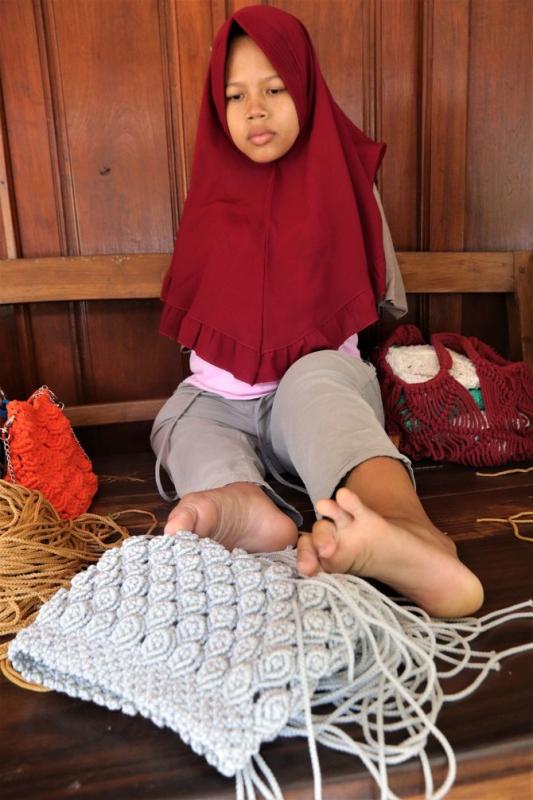 Perempuan Tuna Daksa Asih Mulyani,.membuat kerajinan tas rajut.