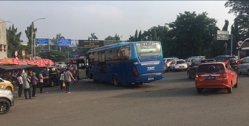 Bus Kota berbaris disisi jalan depan Gerbang Tol Bekasi Timur di tengah kemacetan kendaraan, Rabu (2/6/2021) pagi. Foto: BeritaTrans.com.