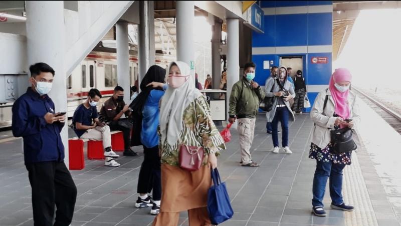 Penumpang menunggu KRL di Stasiun Kranji, Rabu (2/6/2021).