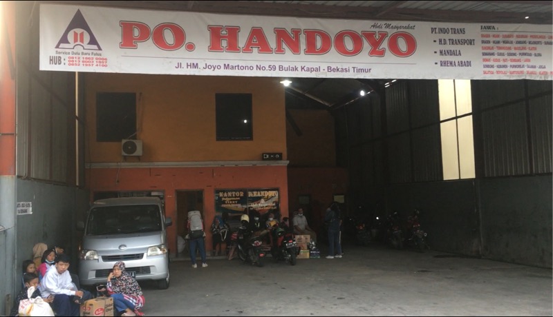 Pool bus Handoyo di jalan HM Joyomartono, Bulak Kapal, Bekasi Timur, Rabu (2/6/2021) sore. Foto: BeritaTrans.com.