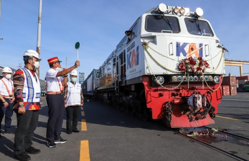 Direktur Utama KAI Didiek Hartantyo (kedua kanan) bersama Direktur Utama Pelindo III Boy Robyanto (ketiga kanan) dan Direktur Utama TPS Dothy (kanan) memberangkatkan KA Barang Petikemas dalam rangka pengoperasian kembali layanan angkutan logistik kereta api yang menghubungkan TPS dengan Stasiun Kalimas, Kamis (3/6/2021). Pada peresmian reaktivasi tersebut, KAI memberangkatkan KA Barang Petikemas dengan rangkaian 10 GD (gerbong datar) berkapasitas 20 TEUs dari Terminal Petikemas Surabaya ke Stasiun Kalimas, dilanjutkan menuju Stasiun Pasoso, Jakarta.