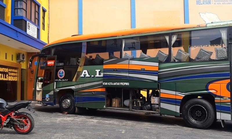 Bus ALS 286 yang akan diberangkatkan dari Bekasi menuju Medan pada Kamis (3/6/2021) siang. Bus masih sepi penumpang.