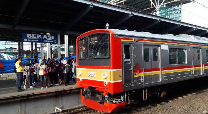 Ilustrasi KRL di Stasiun Bekasi. Foto: BeritaTrans.com.