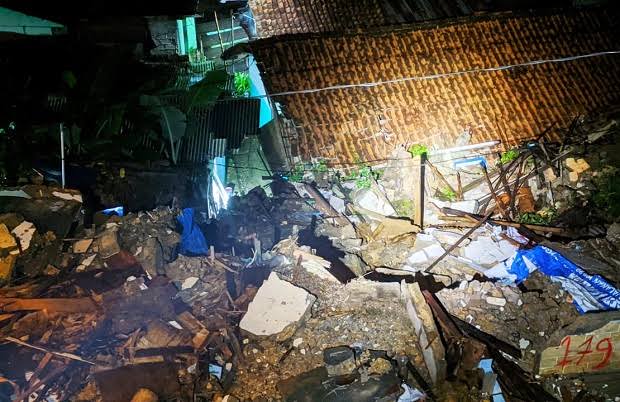 Dua rumah warga di Kampung Batakal, Kelurahan Batutulis, Kecamatan Bogor Selatan, Kota Bogor, tertimpa tanah longsor, Kamis (3/6/2021) malam. Foto: Sindonews.com.
