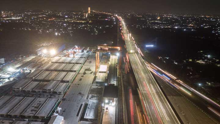 Foto udara alat berat beroperasi di proyek konstruksi jalur Kereta Cepat Jakarta-Bandung di Casting yard 1 Km 29, Cikarang, Kabupaten Bekasi, Jawa Barat, Selasa, 18 Mei 2021. Foto: Tempo.co.