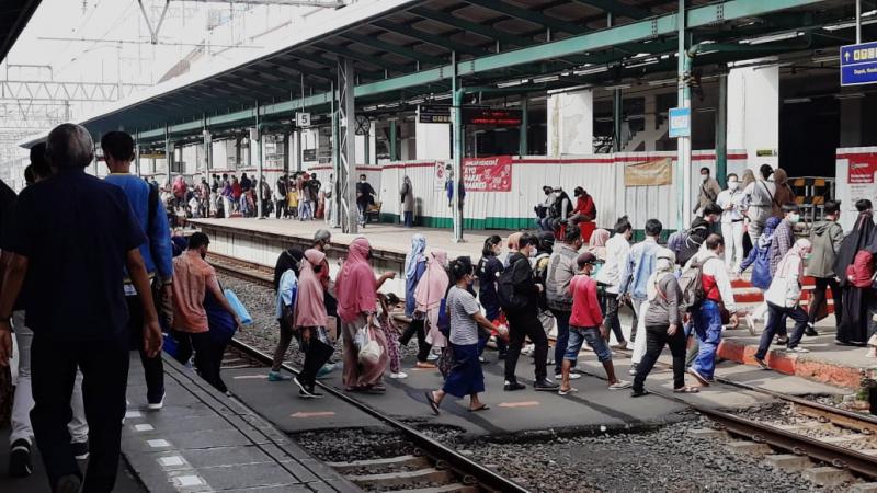 Stasiun Manggarai ramai penumpang KRL.