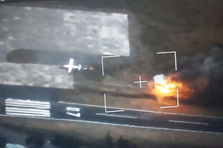 Tangkapan layar dari drone milik aparat keamanan yang menunjukan tower bandara/ATC Bandara Aminggaru, Distrik Ilaga, Kabupaten Puncak, tengah terbakar, Papua, Kamis (3/6/2021) (Kompas.com/Dhias Suwandi).