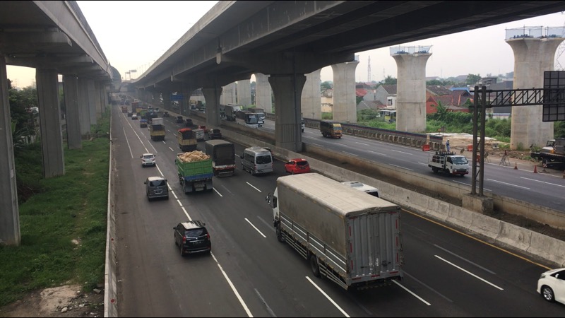 Tol Bekasi Timur kedua arah ramai lancar, Jumat (4/6/2021) pagi. Foto: BeritaTrans.com.