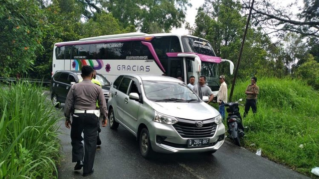 Bus pariwisata yang tersangkut di jalan Kelok 44, Kabupaten Agam, Sumatera Barat. Foto: ist