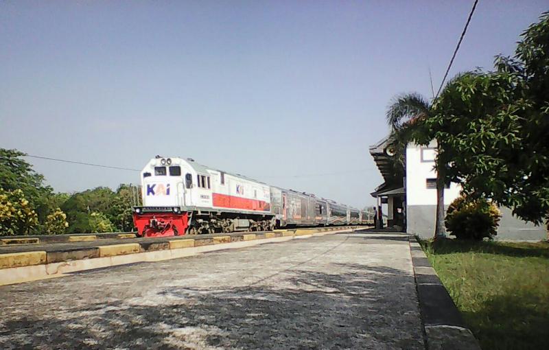 Sebuah kereta api argo melintas dari arah Jakarta menuju Surabaya, Sabtu (5/6/2021) sekitar  pukul  09.16 WIB. (Taryani)