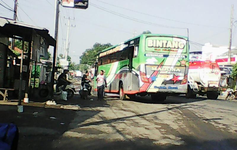 Bus AKAP dari Indramayu menaikkan penumpang. (Taryani)