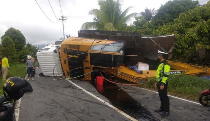 Truk tronton yang bermuatan excvator bernomor polisi (Nopol) DP 8657 GE terguling di jalan trans Sulawesi tepatnya Desa Mataiwoi Kecamatan Ngapa Kabupaten Kolaka Utara (Kolut), Sabtu (5/6/2021). Foto: Zonasultra.com.