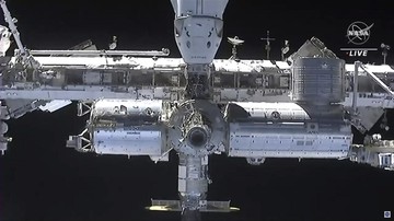 Foto: Stasiun luar angkasa internasional, dilihat dari pesawat luar angkasa SpaceX Crew Dragon Sabtu (24/4/2021).(NASA via AP)