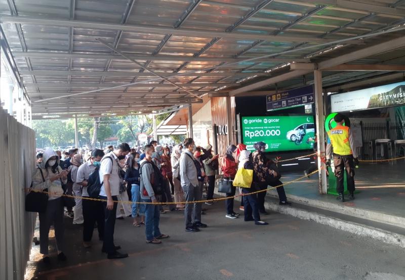 Barisan calon pengguna KRL mengantre saat memasuki Stasiun Bekasi, Senin (7/6/2021).