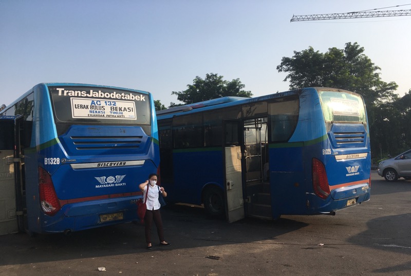 Dua bus Kota sedang terparkir menanti penumpang disisi jalan depan Gerbang Tol Bekasi Timur, Senin (7/6/2021) pagi. Foto: BeritaTrans.com.