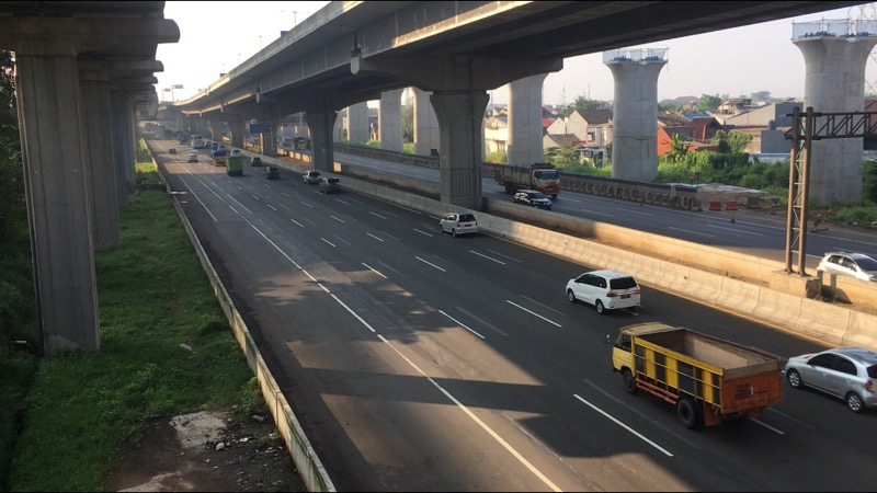 Tol Bekasi Timur kedua arah ramai lancar, Senin (7/6/2021) pagi. Foto: BeritaTrans.com.