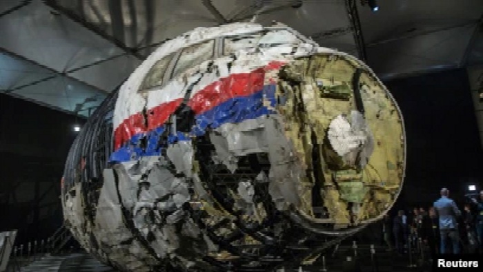 Puing pesawat Malaysia Airlines MH17 yang direkonstruksi yang jatuh di atas Ukraina pada Juli 2014 terlihat di Gilze Rijen, Belanda, 13 Oktober 2015. (Foto: REUTERS/Michael Kooren)