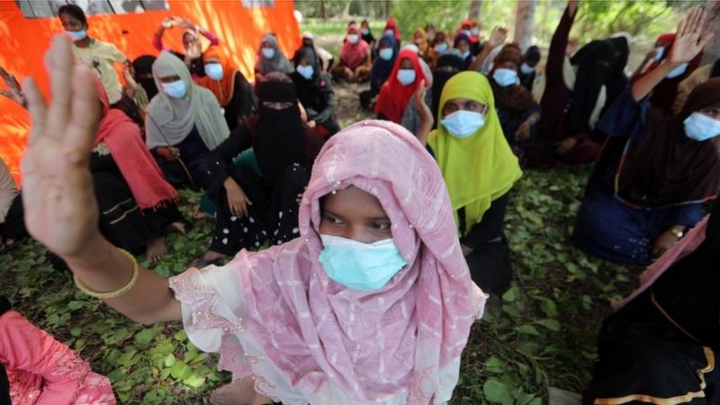 Sebanyak 81 orang etnis Rohingya tiba di Pulau Idaman, Kuala Simpang Ulim, Kabupaten Aceh Timur, Provinsi Aceh, Kamis (03/06) malam. Namun, kedatangan mereka baru diketahui warga sekitar pada Jumat (04/06) pukul 07.00 WIB. (EPA)