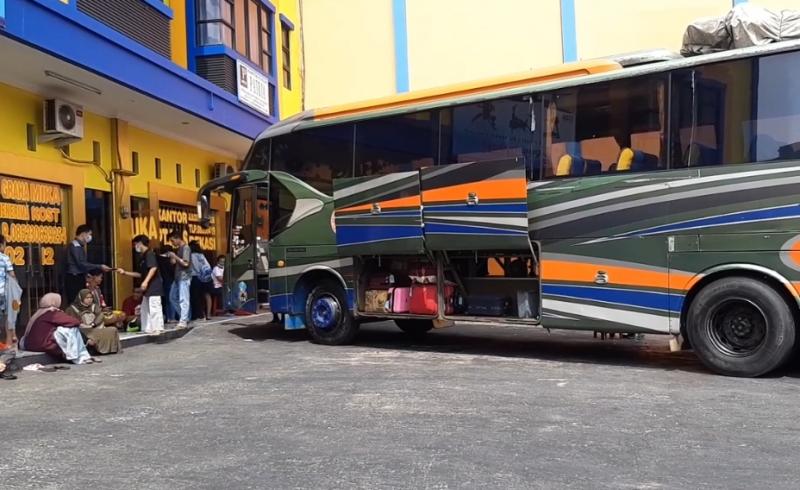 Suasana Pool ALS Bekasi saat bus hendak berangkat menuju ke Medan, Selasa (8/6/2021).