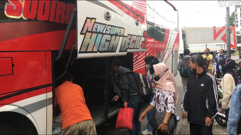 Penumpang bus Sudiro Tungga Jaya (STJ) tiba di agen tiket Bulak Kapal, Bekasi Timur, Selasa (8/6/2021). Foto: BeritaTrans.com.